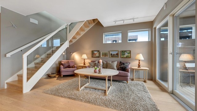 Den stilfulle leiligheten har en praktisk og funksjonell planløsning meg gjennomgående høy standard.
