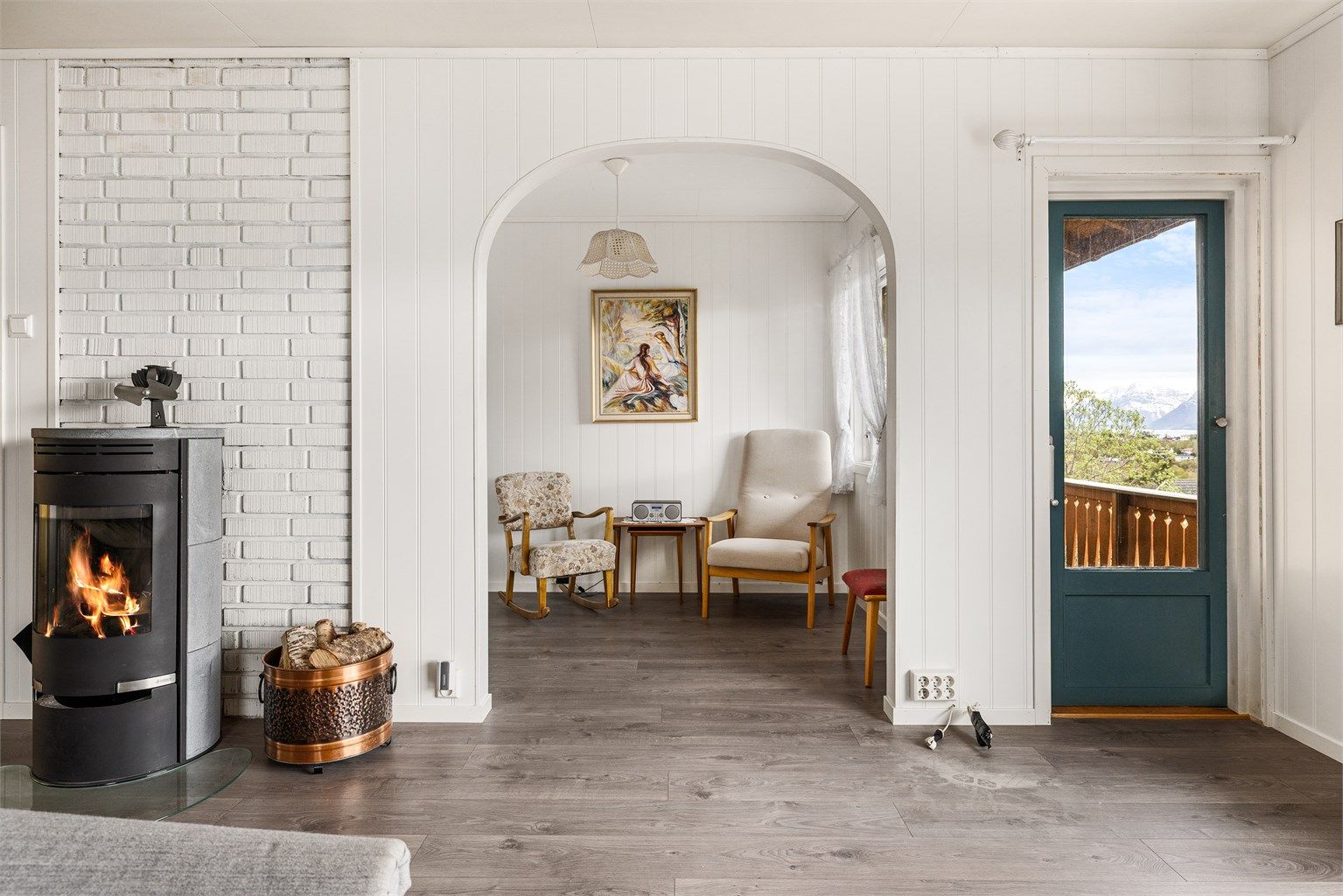 Fra stuen er det og utgang til syd-vestvendt veranda