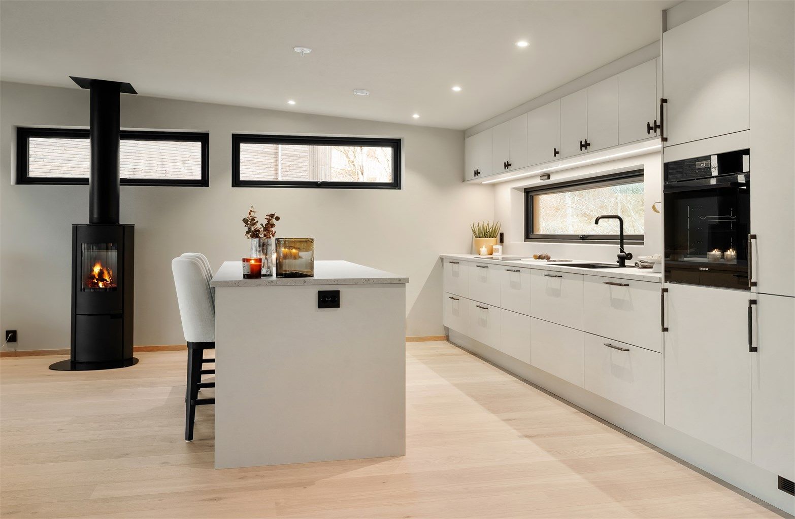 Kjøkkenet er plassert slik at man har kontakt med gjestene i stuen under matlagingen.