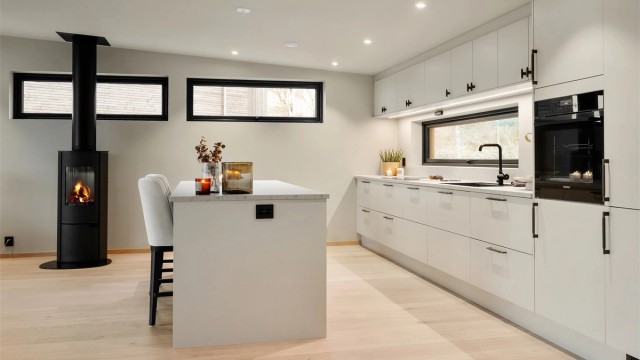 Kjøkkenet er plassert slik at man har kontakt med gjestene i stuen under matlagingen.