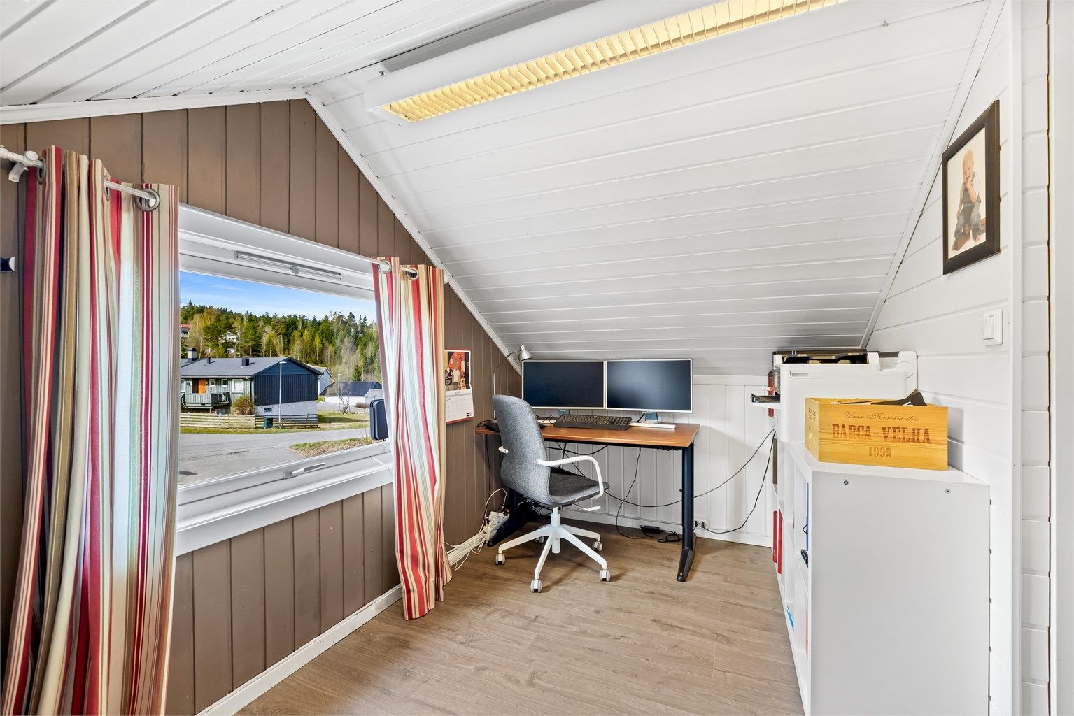 Loftet har også en fin plass til en kontorløsning. Loftsetasjen er ikke godkjent for varig opphold.