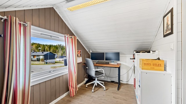 Loftet har også en fin plass til en kontorløsning. Loftsetasjen er ikke godkjent for varig opphold.