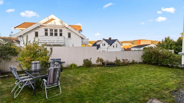 Skjermet og koselig hage. Store deler av tomten skjermet med gjerde, slik at de minste kan leke i trygge og gode omgivelser.