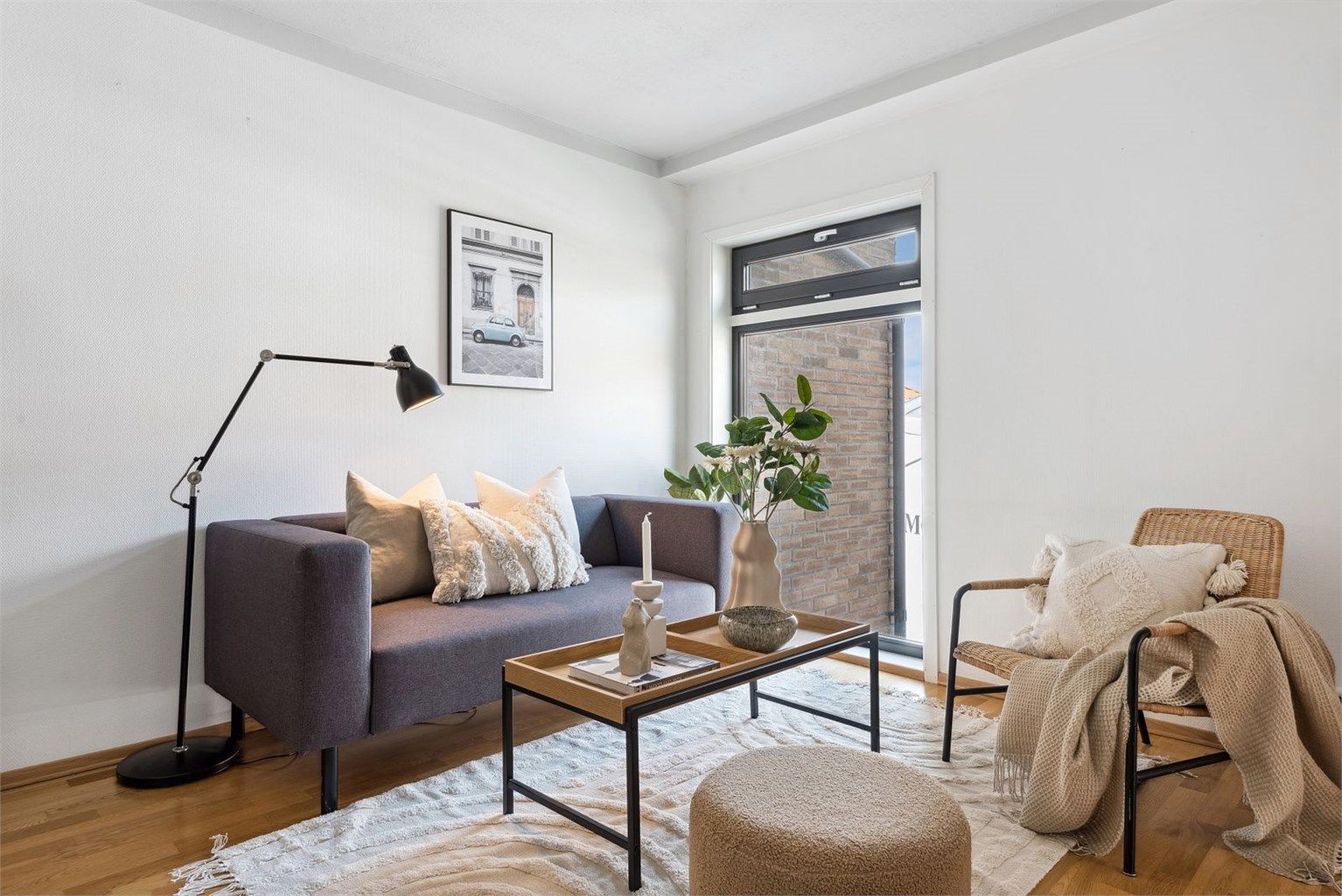 Vinduene er skiftet ut av sameiet i 2025. Alle har tre-lags glass som gir god isolasjon og reduserer varmetap.