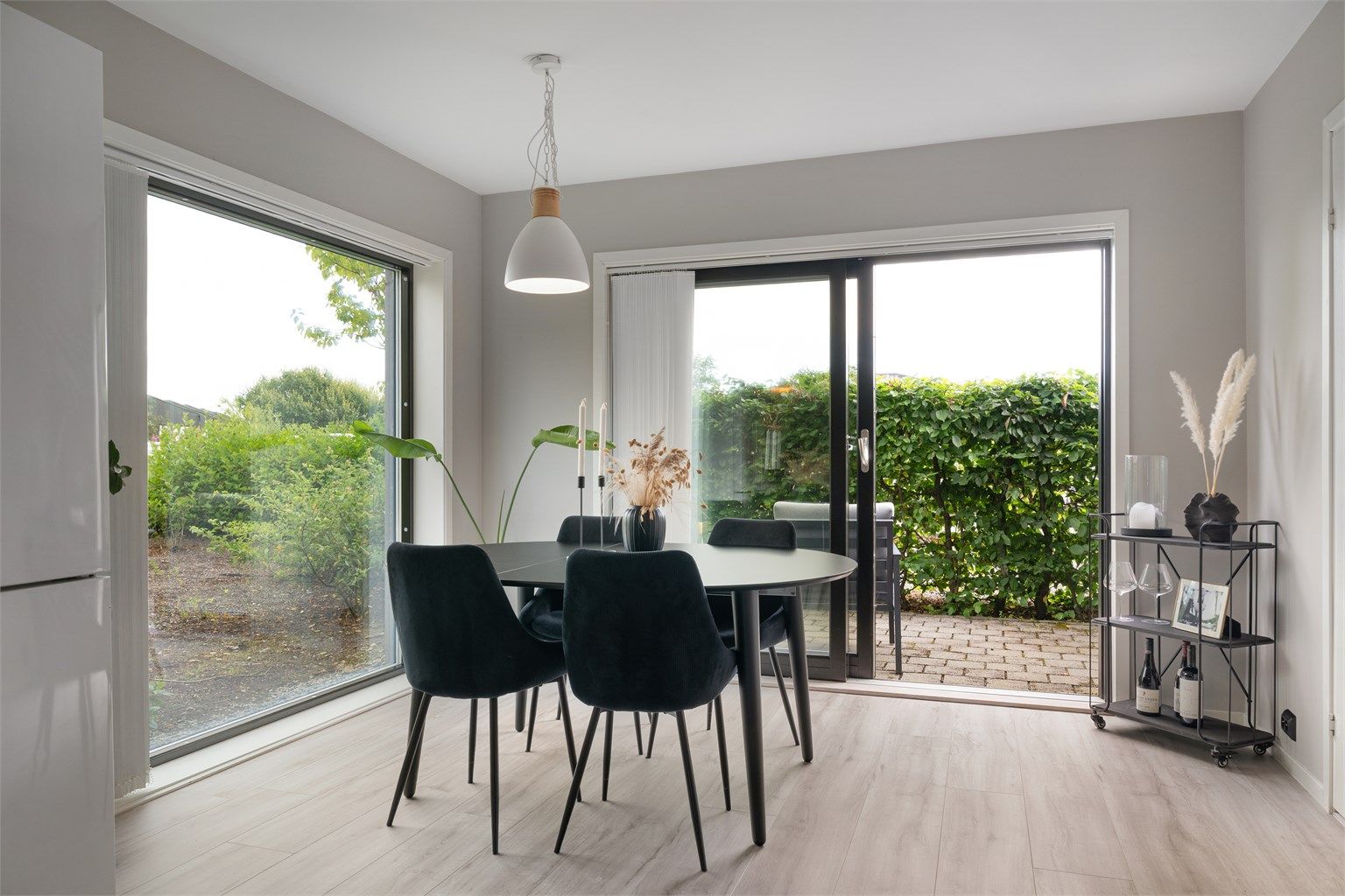 Meget god plass til spisebord. Utgang til uteplass. 