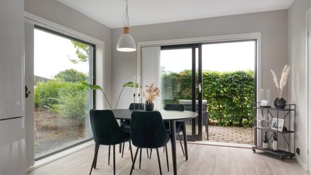 Meget god plass til spisebord. Utgang til uteplass.