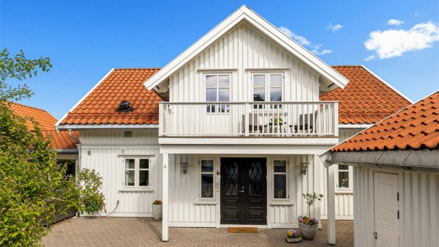 Overbygget inngangsparti gir også en ekstra uteplass over.