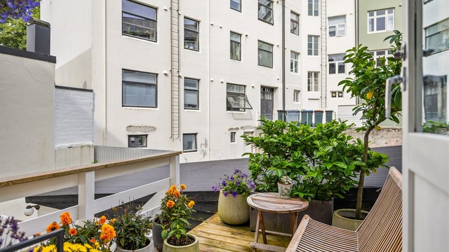 Den private uteplassen vender mot den rolige, felles bakgården.