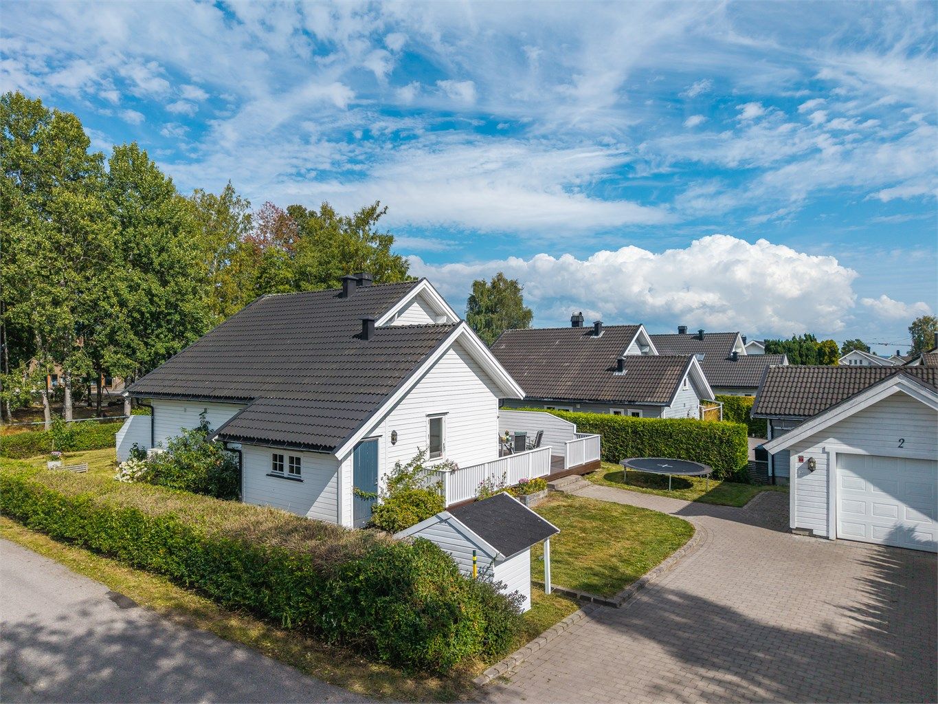 Familievennlig enebolig over tre plan med lettstelt hage og garasje.
Foto: Fotofinish AS