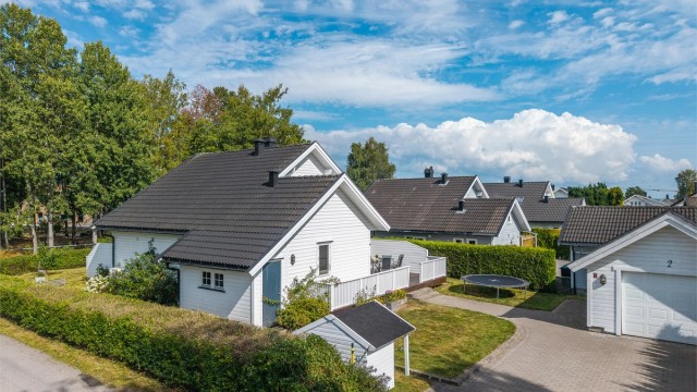 Familievennlig enebolig over tre plan med lettstelt hage og garasje.
Foto: Fotofinish AS