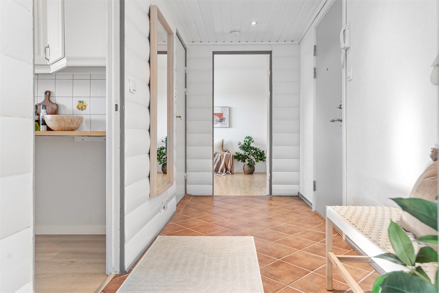 - Romslig gang med varmekabler på gulv. Tilkomst til kjøkken, bad og hovedsoverommet -