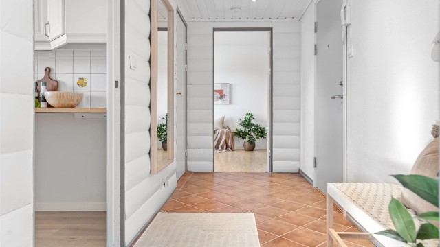 - Romslig gang med varmekabler på gulv. Tilkomst til kjøkken, bad og hovedsoverommet -