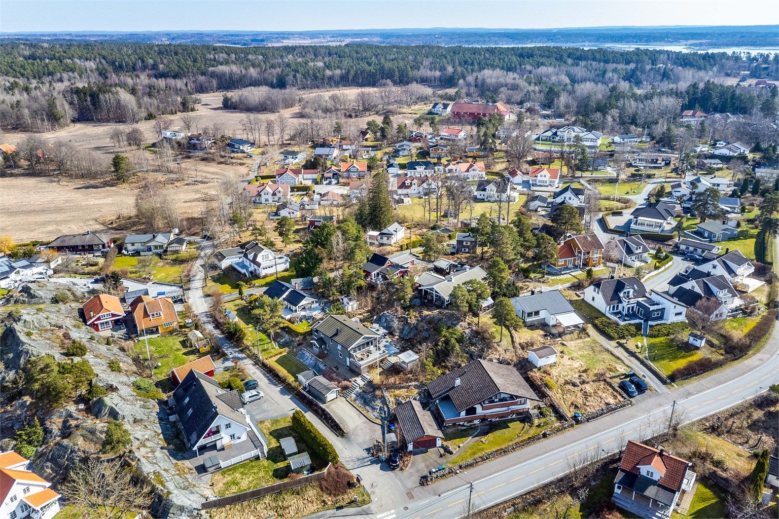 I Tollefsrødveien er det lite trafikk. Bussholdeplass finnes allerede ved krysset mot Larkollveien.