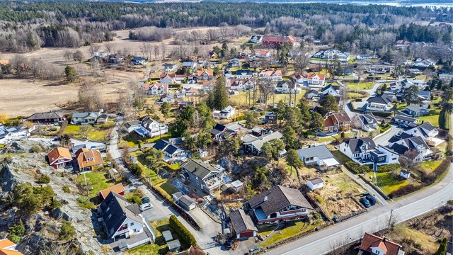 I Tollefsrødveien er det lite trafikk. Bussholdeplass finnes allerede ved krysset mot Larkollveien.