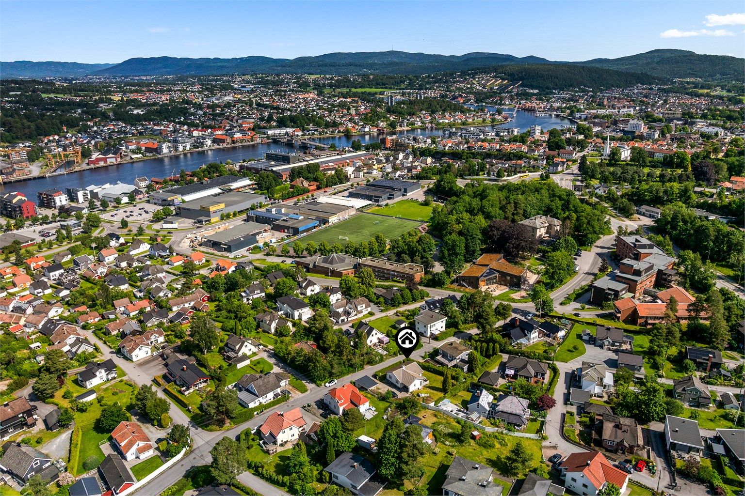  I sentrum ligger Down Town kjøpesenter som har et bredt utvalg av butikker, vinmonopol, kafeer, bowlinghall og treningssenter.