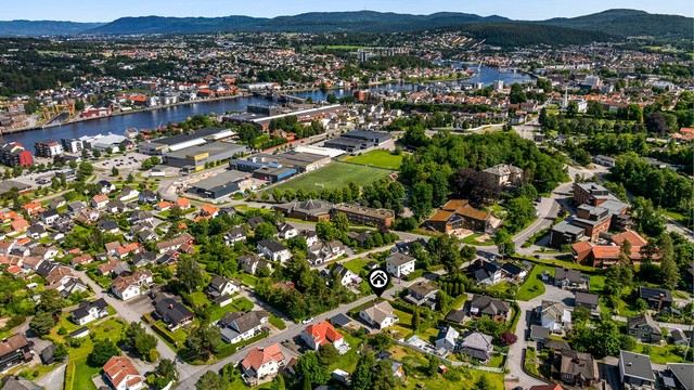 I sentrum ligger Down Town kjøpesenter som har et bredt utvalg av butikker, vinmonopol, kafeer, bowlinghall og treningssenter.