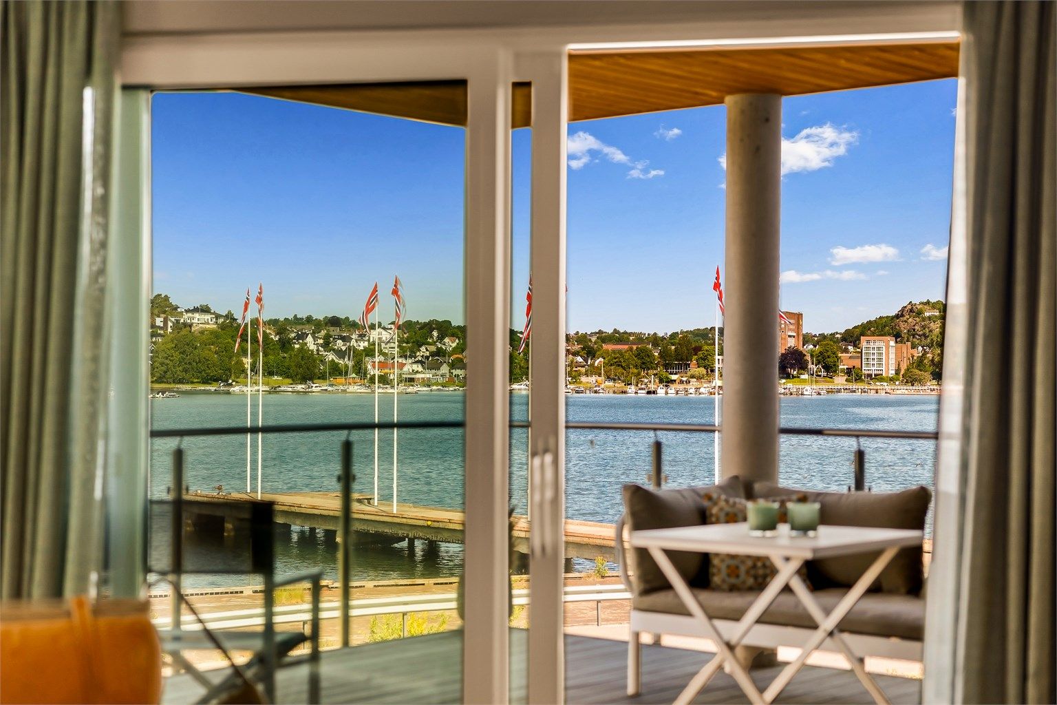 Den solrike balkongen er perfekt for grilling på varme sommerkvelder, sosiale sammenkomster, eller bare for å nyte utsikten mot sjøen og havnebassenget.