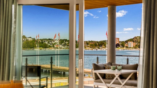Den solrike balkongen er perfekt for grilling på varme sommerkvelder, sosiale sammenkomster, eller bare for å nyte utsikten mot sjøen og havnebassenget.