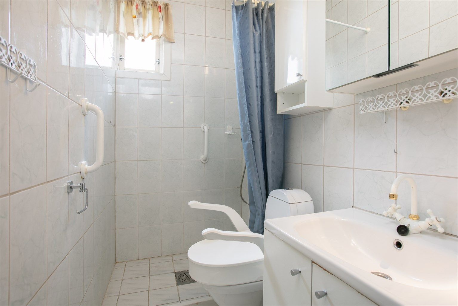 Badet i første etasje er utstyrt med servant, toalett og dusjløsning.