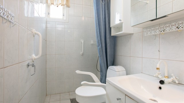 Badet i første etasje er utstyrt med servant, toalett og dusjløsning.