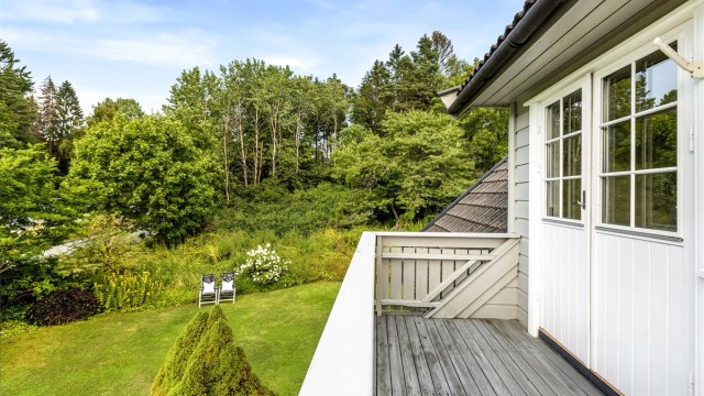 Balkongen byr på hyggelig utsyn over nabolaget og eiendommens grøntområder.