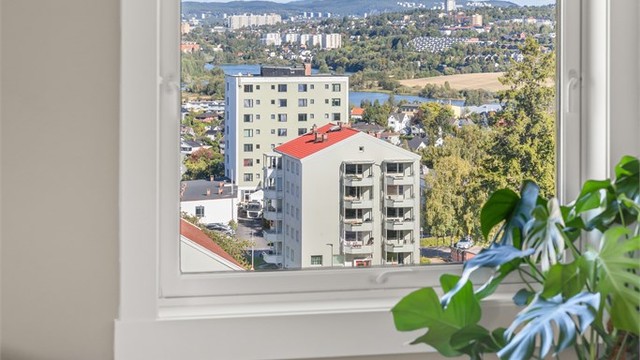 Stuen byr på et herlig utsyn mot Østmarka, Østensjøvannet og boligområdets grønne omgivelser.