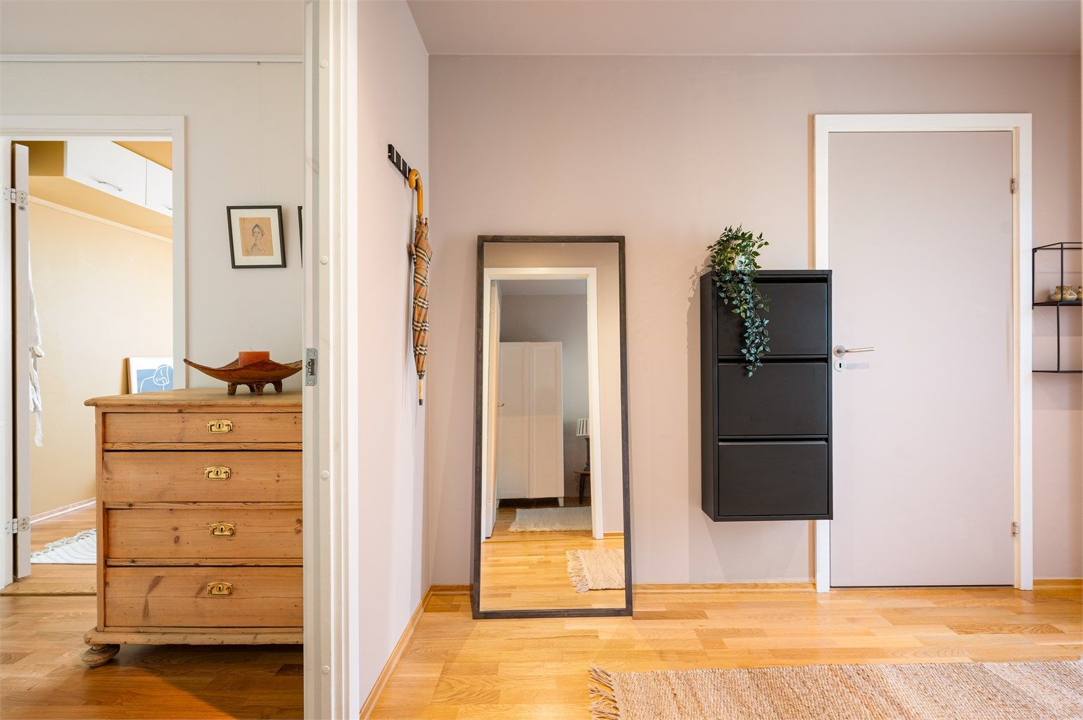 Praktisk og romslig entré med god plass til oppbevaringsmøbler, og videre adkomst til leilighetens øvrige rom. 