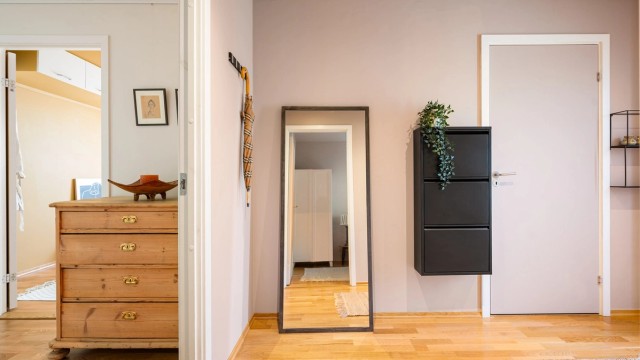 Praktisk og romslig entré med god plass til oppbevaringsmøbler, og videre adkomst til leilighetens øvrige rom.