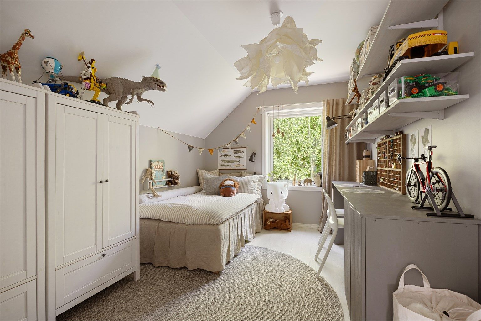 Et av tre soverom i andre etasje, med plass til seng og arbeidsplass.