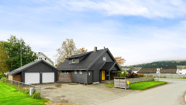 Eiendommen har en stor asfaltert gårdsplass med god plass til biloppstilling.