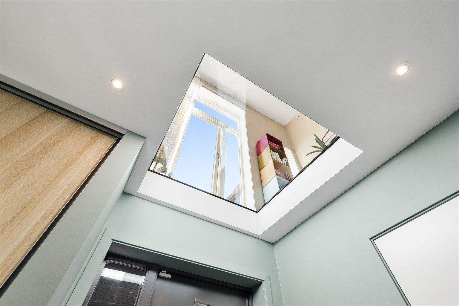 Entreen har god plass til garderobeskap og annen oppbevaring for ytterklær og sko. I entreen er det glasstak opp til stuen i 2.etasje. Dette er en stilig detalj, samtidig som at det skaper romfølelse og gir godt med ekstra lys.