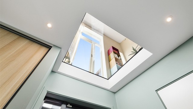 Entreen har god plass til garderobeskap og annen oppbevaring for ytterklær og sko. I entreen er det glasstak opp til stuen i 2.etasje. Dette er en stilig detalj, samtidig som at det skaper romfølelse og gir godt med ekstra lys.