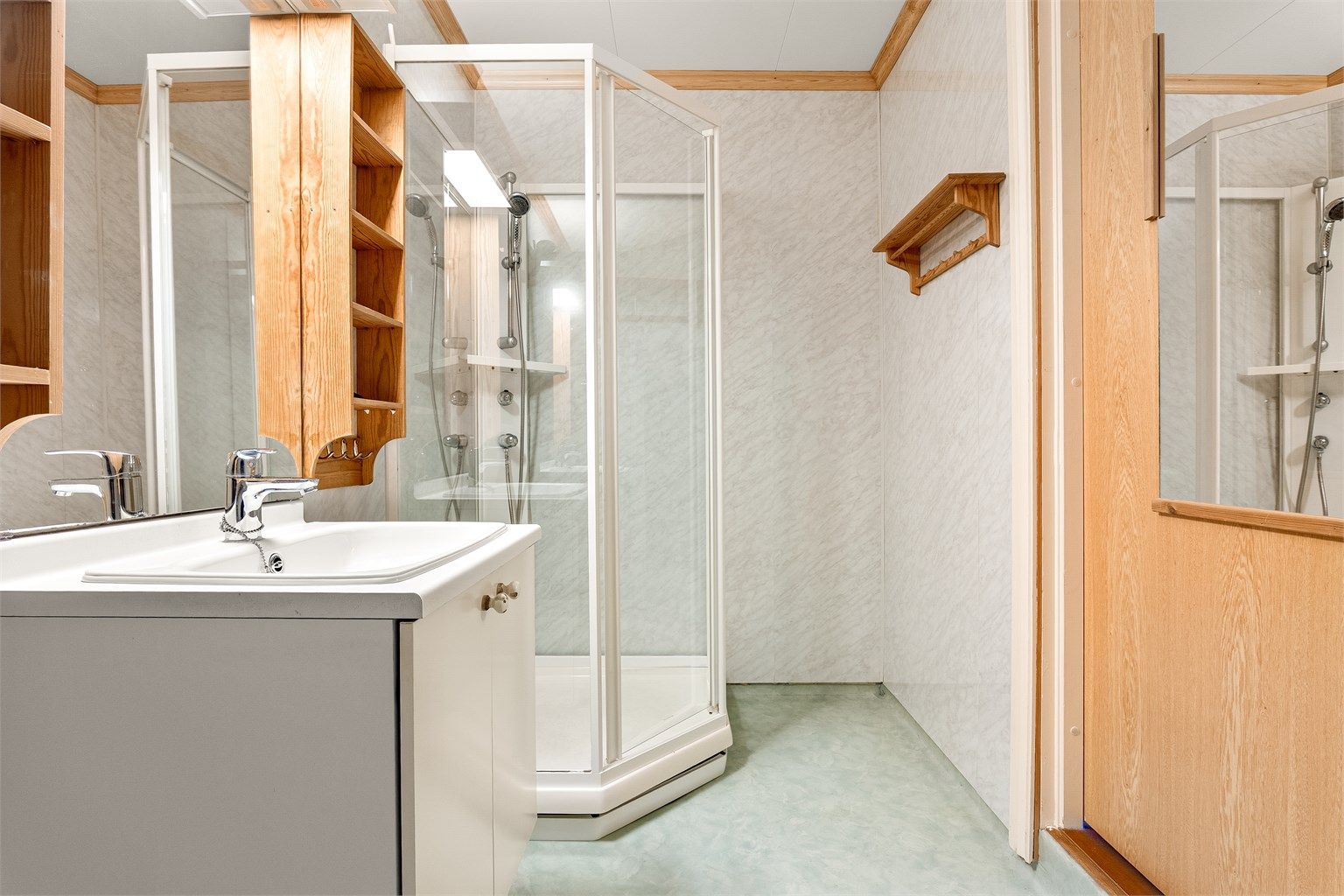 Badet er i senere år benyttet med dusjkabinett som har begrenset vannpåkjenning på gulvet og veggene.