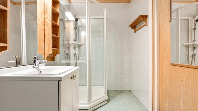 Badet er i senere år benyttet med dusjkabinett som har begrenset vannpåkjenning på gulvet og veggene.