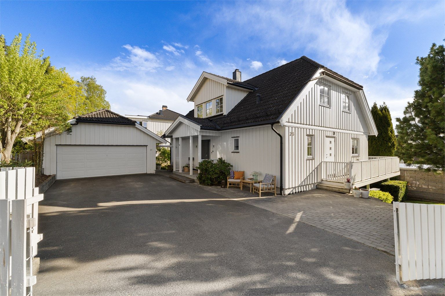 Stor og flott enebolig med tomt på 1151 kvm, to utleieenheter og garasje på 30 kvm