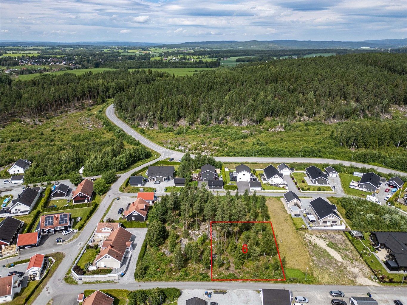 Tomten er på 771kvm. De angitte grensene på bildene er kun veiledende og ikke nøyaktige mål. 