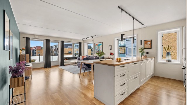 Lys og gjennomgående toppleilighet med en arealeffektiv planløsning og parkett i alle oppholdsrom.
Foto: René Borghagen