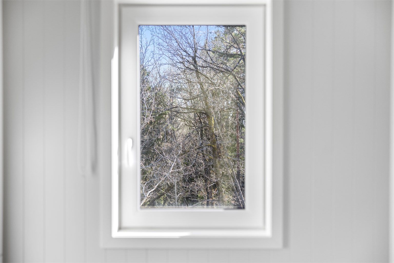 Leiligheten har vedlikeholdsvennlige PVC-vinduer med 3-lags glass for god isolasjon.