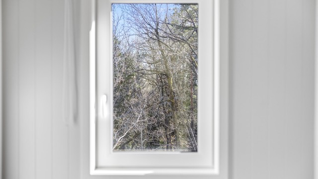 Leiligheten har vedlikeholdsvennlige PVC-vinduer med 3-lags glass for god isolasjon.