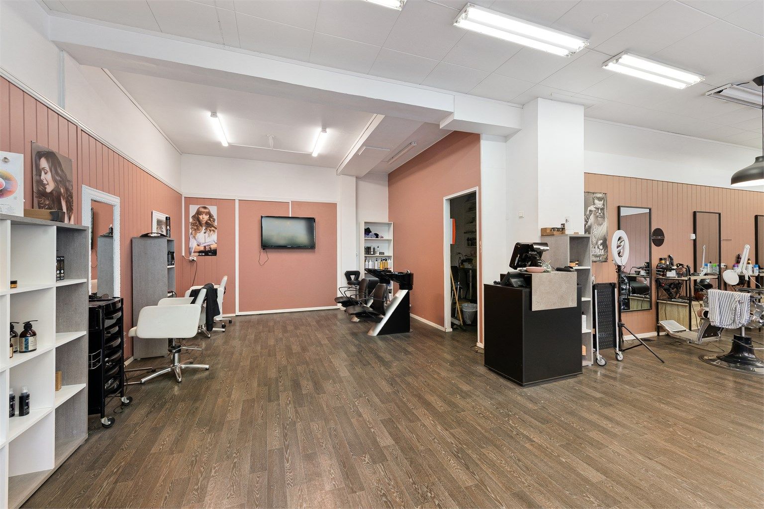Første etasje har et samlet bruksareal på 85 m², som inkluderer salongen, lager, toalettrom og boder.
