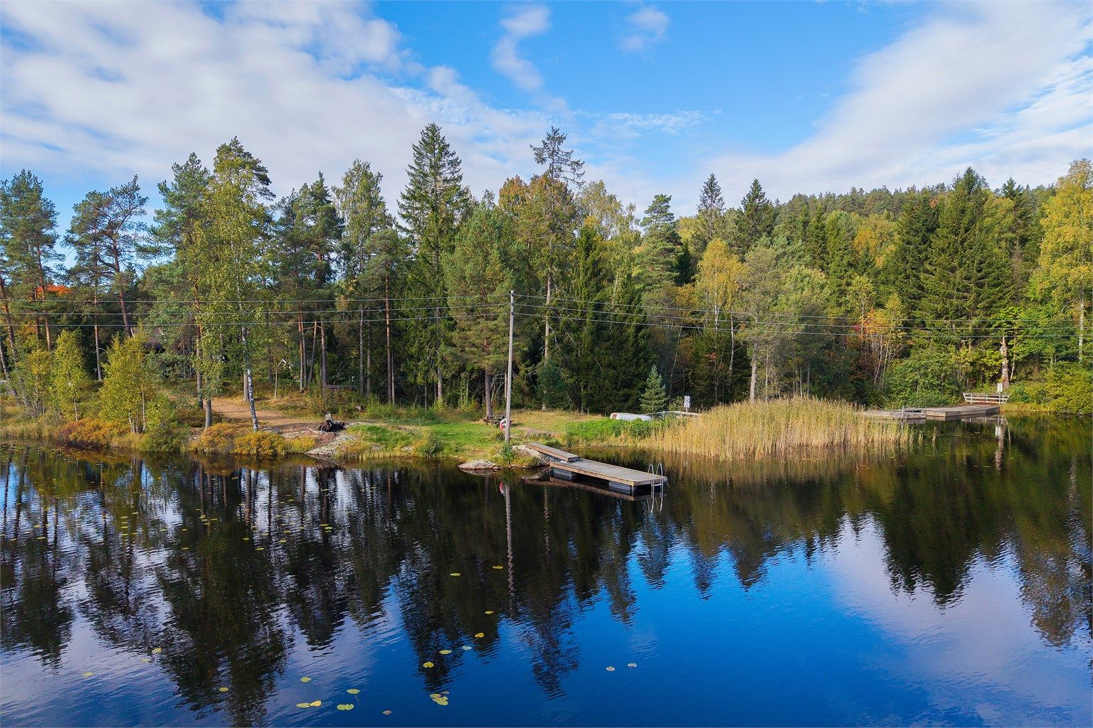 Badeplass med brygge og adkomst for kano og kajakk like ved eiendommen.