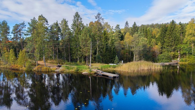 Badeplass med brygge og adkomst for kano og kajakk like ved eiendommen.