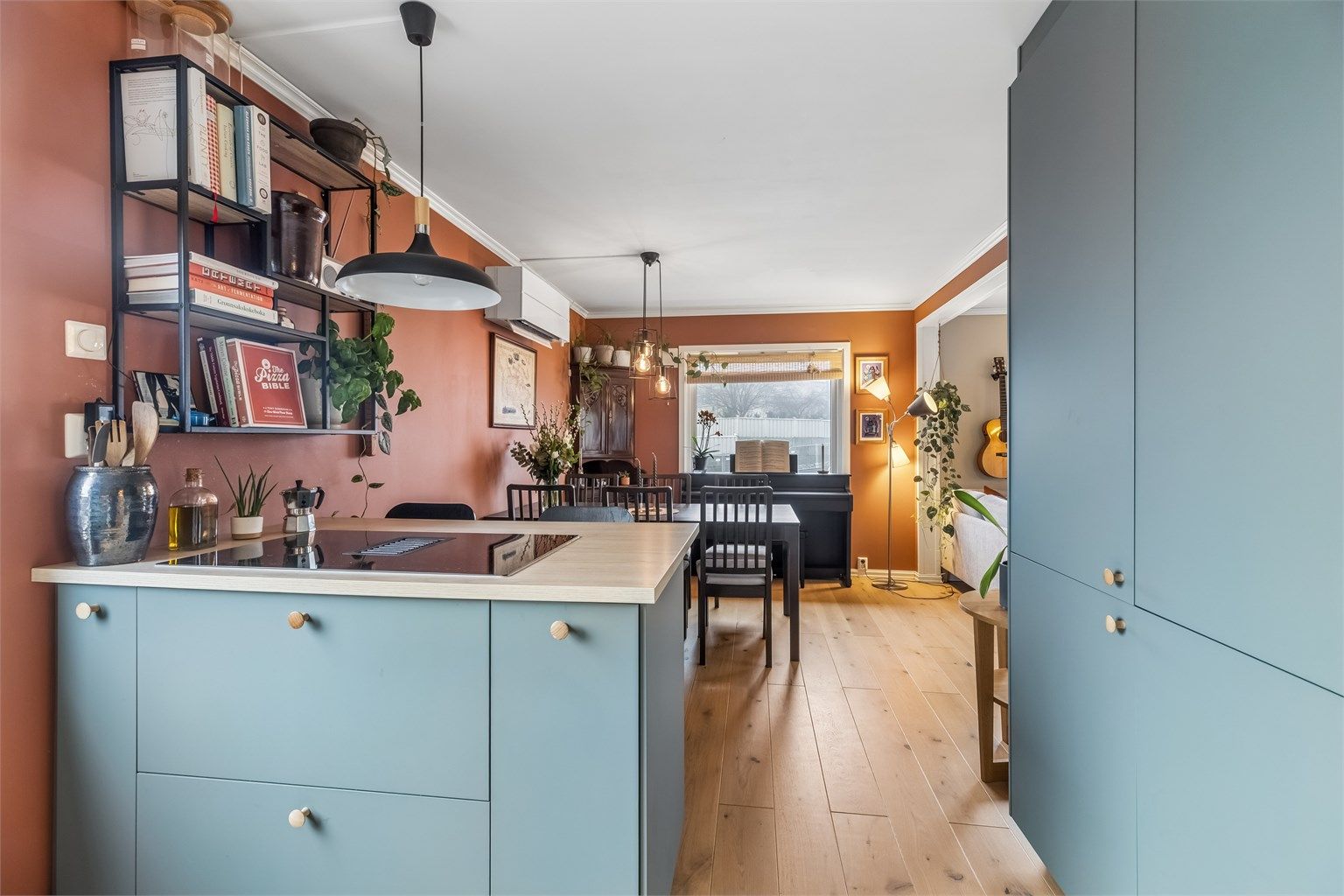 Moderne kjøkkeninnredning fra IKEA. Med den åpne stue-/kjøkkenløsningen kan man samtale med gjestene mens man forbereder maten.