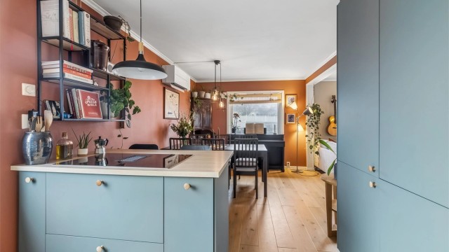 Moderne kjøkkeninnredning fra IKEA. Med den åpne stue-/kjøkkenløsningen kan man samtale med gjestene mens man forbereder maten.