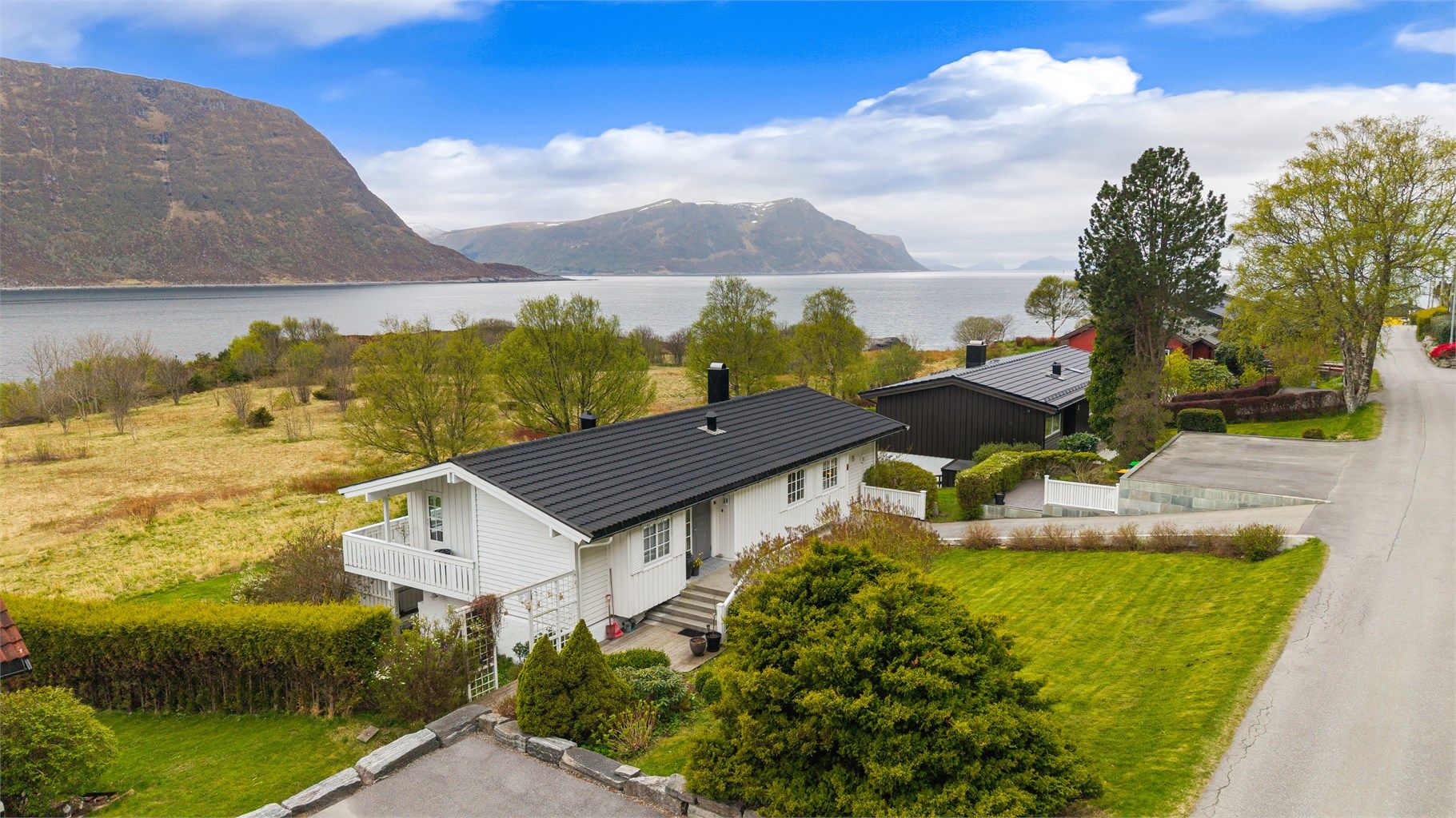 Eiendommen har en unik beliggenhet på Sævollen, med kort vei ned til fjøresteinene og flotte turmuligheter
Foto:  Stian Wiik