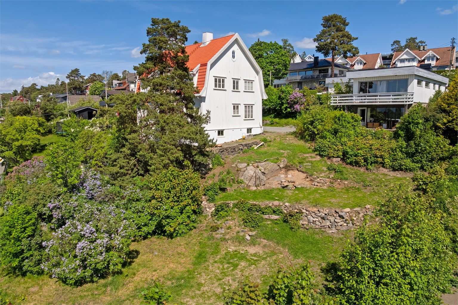 Fasade og hage som disponeres av selger.