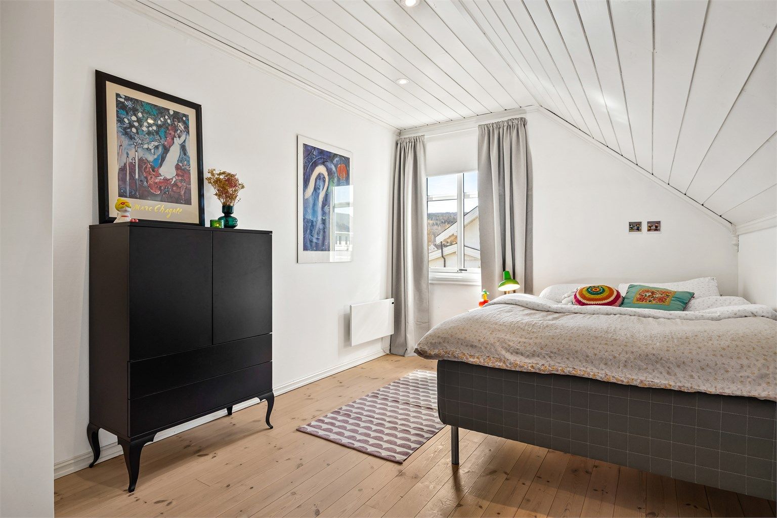 Det er god plass til dobbeltseng og oppbevaringsmøbler i alle soverommene.