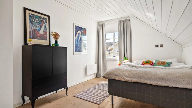 Det er god plass til dobbeltseng og oppbevaringsmøbler i alle soverommene.