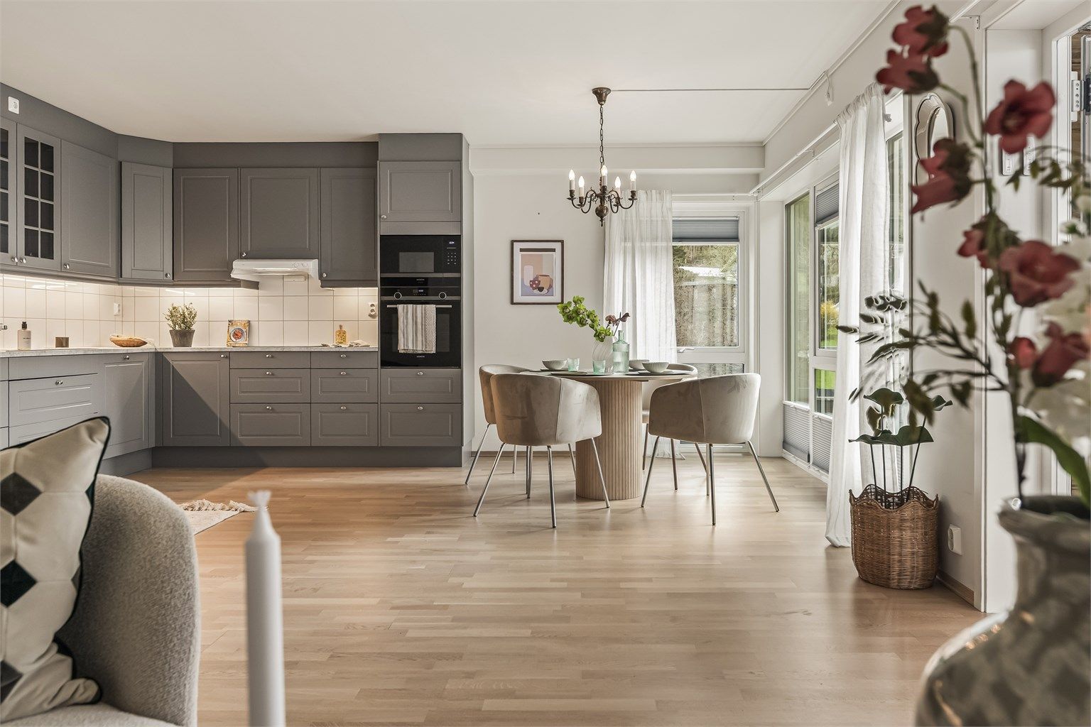 Leiligheten er utstyrt med balansert ventilasjon med varmegjenvinning, som sikrer et sunt inneklima.