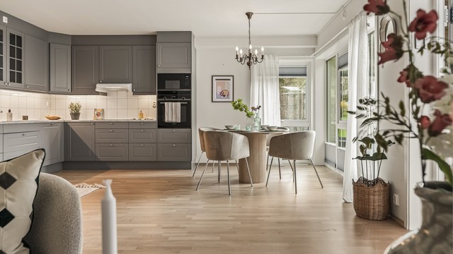 Leiligheten er utstyrt med balansert ventilasjon med varmegjenvinning, som sikrer et sunt inneklima.